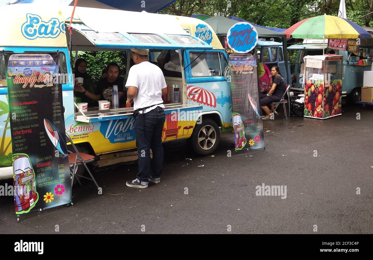 Vue arrière d'un camion alimentaire multicouleurs VW Bulli, VW Combi. Présenté lors d'une exposition à Yogyakarta, Java, Indonésie, le 19 novembre 2017 Banque D'Images