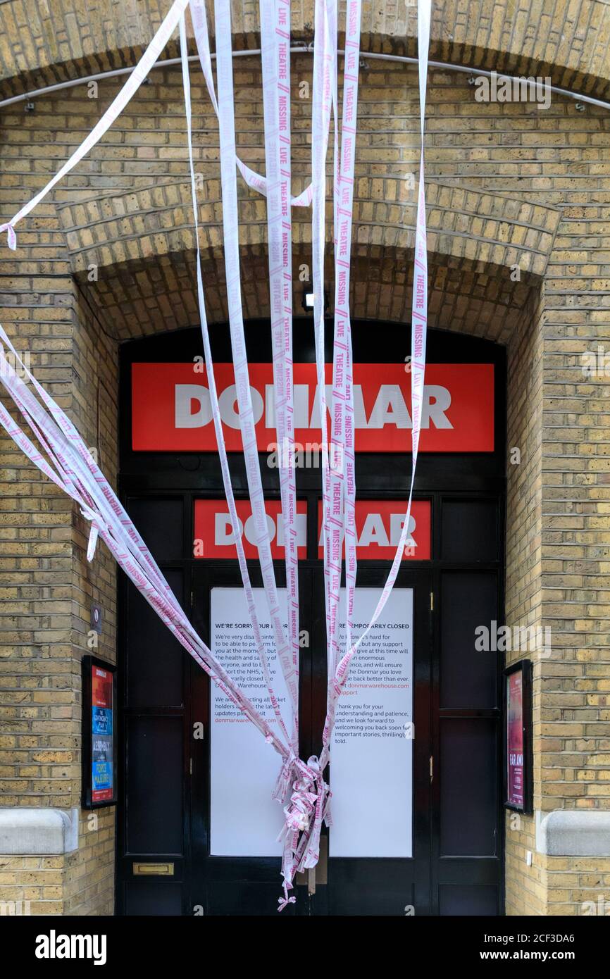 Le Donmar Warehouse Theatre a fermé, enveloppé dans le ruban rose 'Missing Live Theatre' pendant le confinement de la pandémie de virus de Corona 2020, Londres, Royaume-Uni Banque D'Images