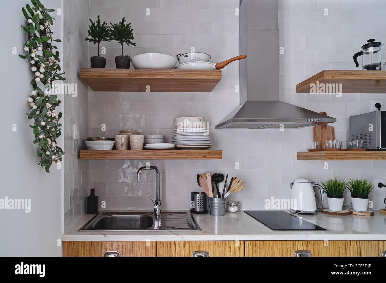 Cuisine moderne avec mur en briques blanches de style scandinave, étagère  en bois et vaisselle Photo Stock - Alamy