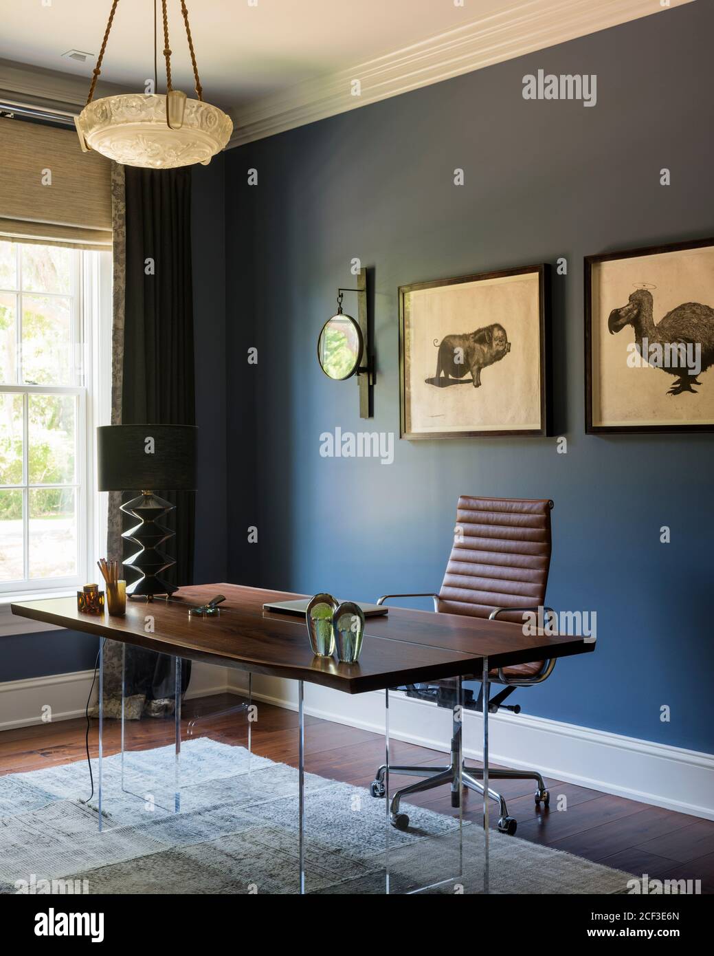 Bureau masculin avec des murs bleu foncé Banque D'Images