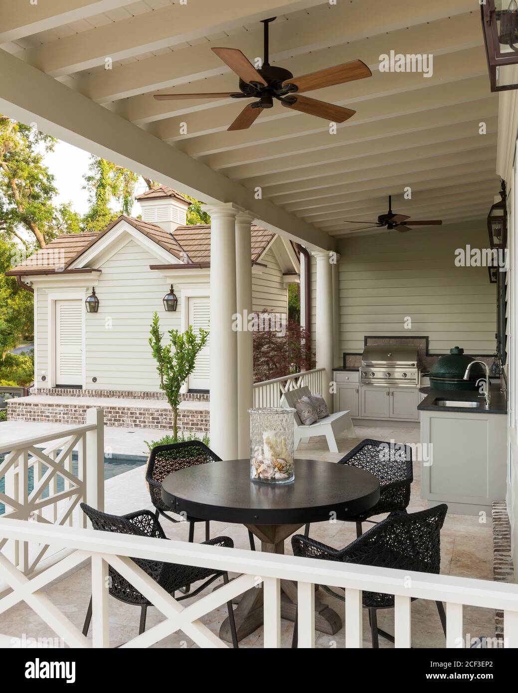 Salle à manger et d'un barbecue sur la véranda Banque D'Images
