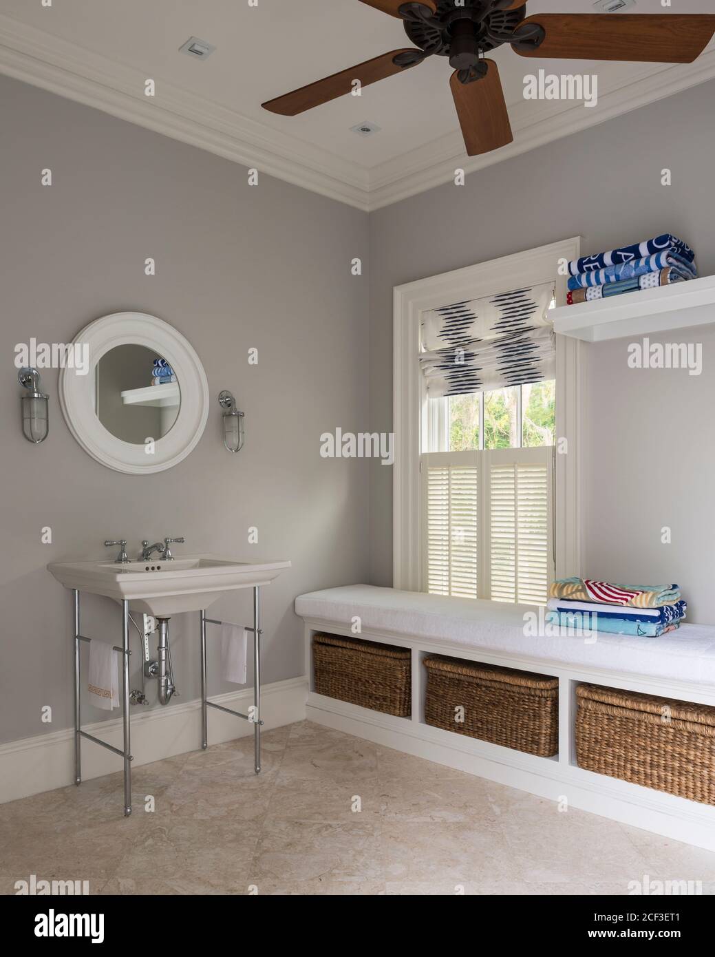 Puits de stockage panier avec banquette Banque D'Images