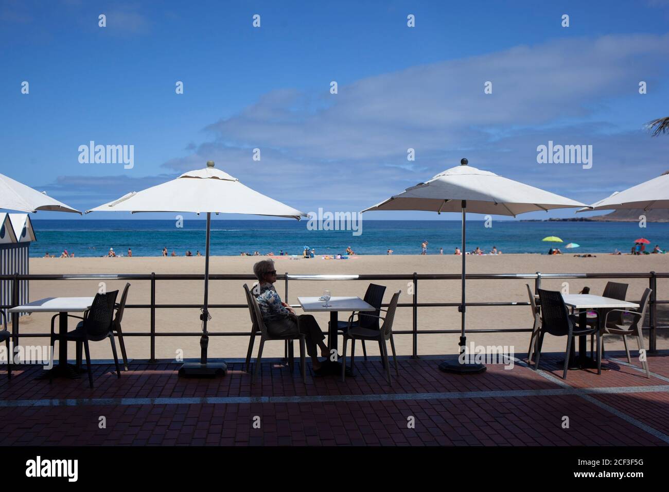 03 septembre 2020, Espagne, Las Palmas de Gran Canaria: Une femme prend un verre sur la terrasse d'un bar sur la plage de Las Palmas de Gran Canaria. En raison de l'augmentation du nombre de nouvelles infections de corona, le gouvernement allemand a maintenant émis un avertissement de voyage pour les îles Canaries - et donc pour l'ensemble de l'Espagne. Photo: Manuel Navarro/dpa Banque D'Images