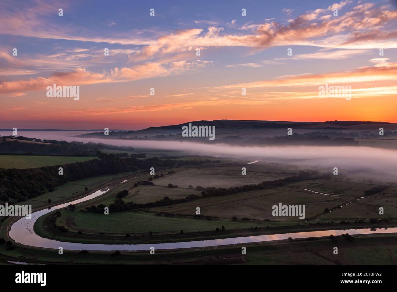Un nouveau jour surpasse la vallée de Cuckmere de High Et plus au sud vers le bas est Sussex sud-est de l'Angleterre Banque D'Images