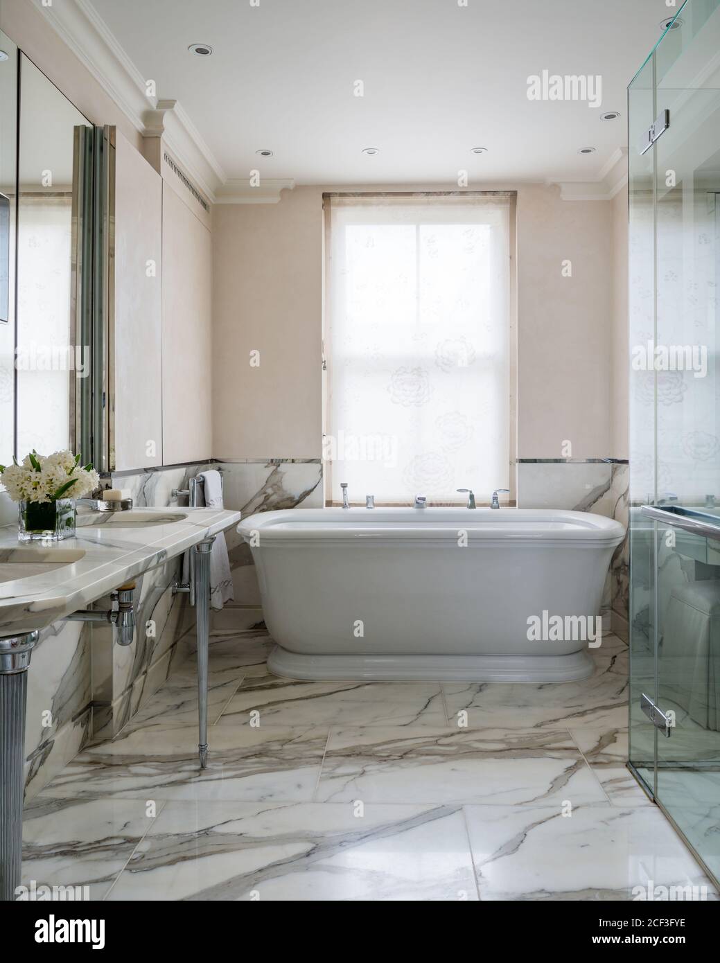 Baignoire en marbre salle de bains de style classique Banque D'Images
