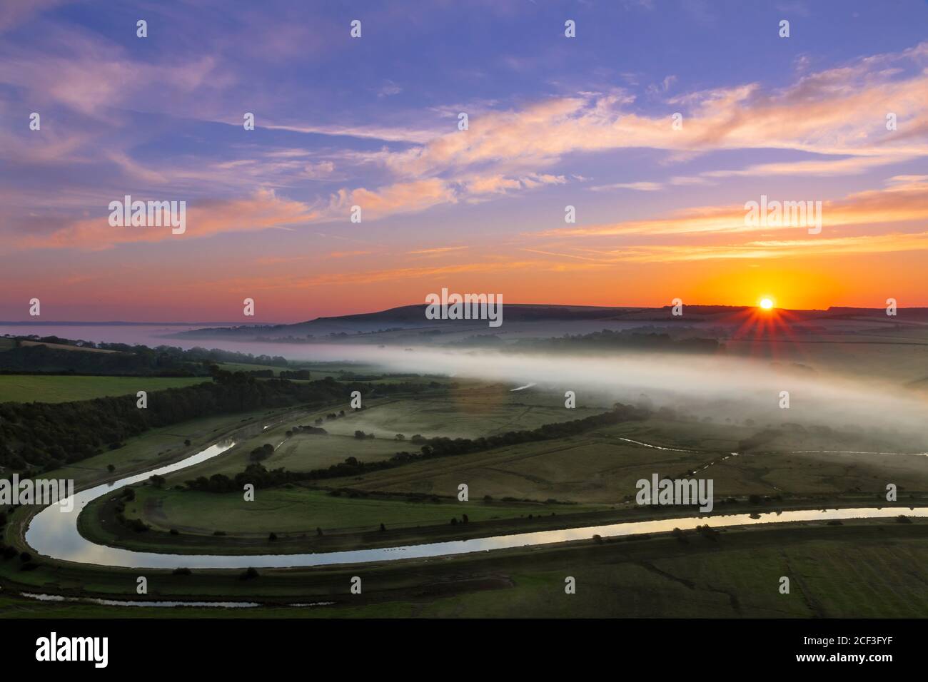 Un nouveau jour surpasse la vallée de Cuckmere de High Et plus au sud vers le bas est Sussex sud-est de l'Angleterre Banque D'Images