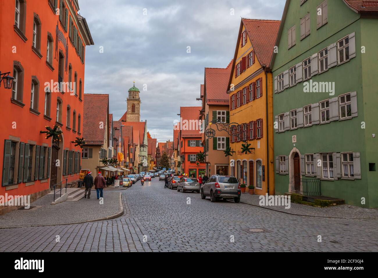Des bâtiments colorés bordent cette route en pierre à galets, Dinkelsbuhl, Allemagne Banque D'Images