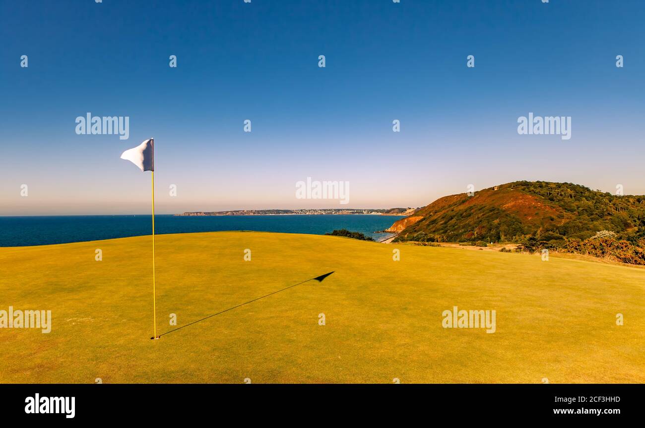 Golf de Pleneuf Val Andre, Bretagne, France, en arrière-plan, la mer du canal Banque D'Images