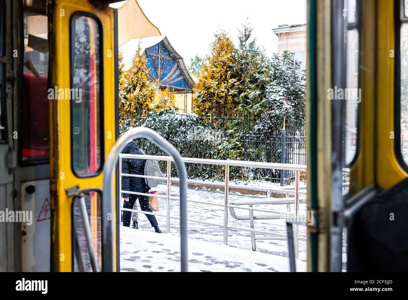Lviv, Ukraine trolley bus train tram à Lvov avec des gens locaux marchant dehors dans la ville historique ukrainienne en hiver avec le temps de neige et des portes ouvertes Banque D'Images