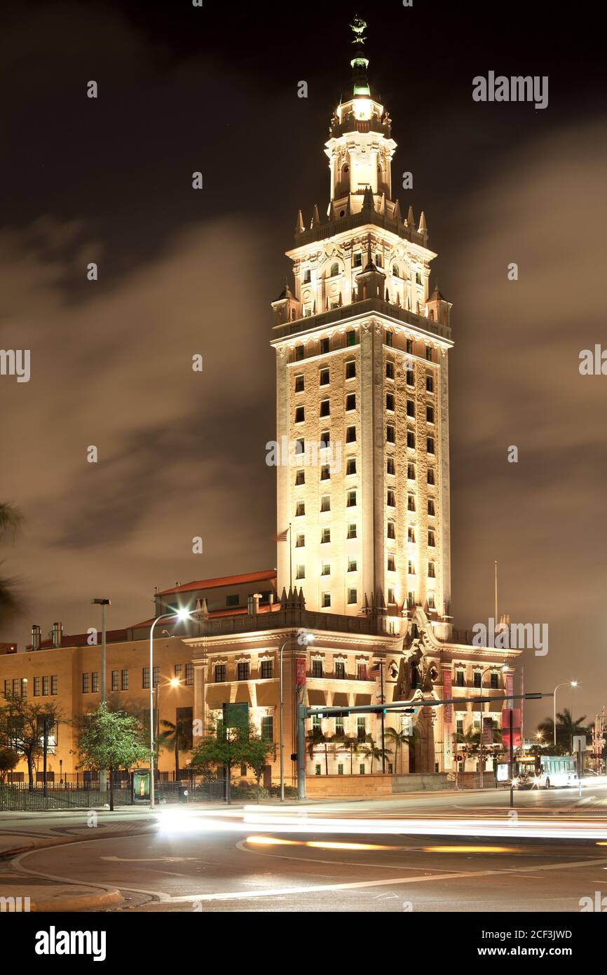 Miami. Floride, États-Unis - vue de nuit de la Tour de la liberté, mémorial de l'immigration cubaine. Banque D'Images