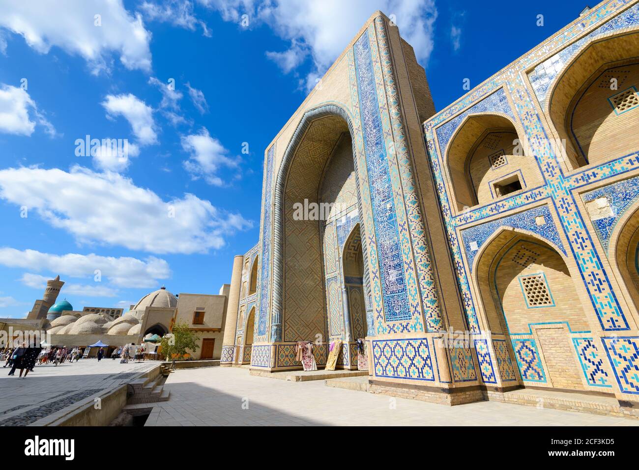 Ulugh Beg Madrasa à Boukhara, Ouzbékistan. Portail d'entrée de la madrassah décoré de carreaux de céramique bleue. Banque D'Images