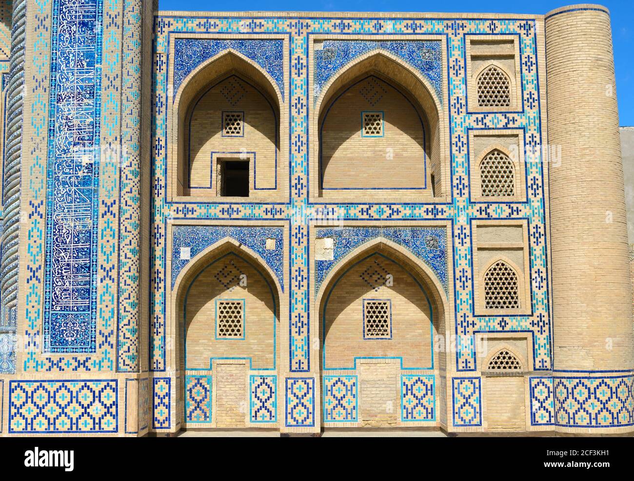 Ulugh Beg Madrasah décoration à Boukhara, Ouzbékistan. Madrassah de briques décorées de carreaux de céramique dans le pishtaq et de céramique bleue. Banque D'Images