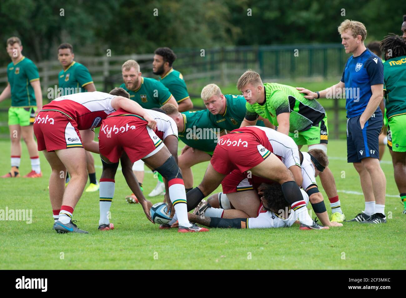 Avance en action lors de la session d'entraînement Northampton Saints aux Franklin's Gardens. Banque D'Images