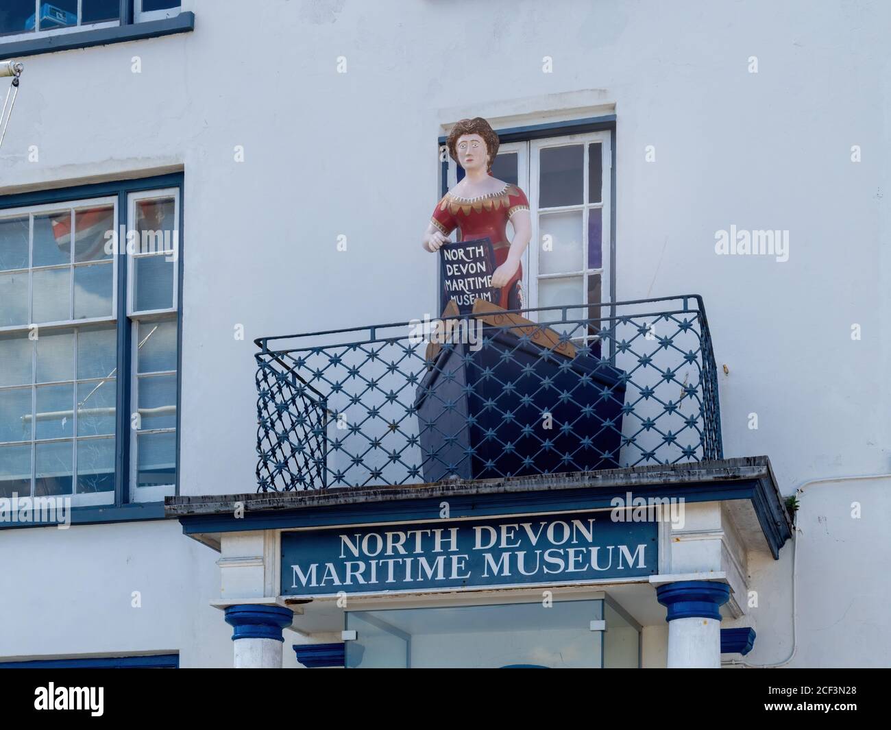 APPLEDORE, NORTH DEVON, ANGLETERRE - AOÛT 30 2020 : statue au-dessus du musée maritime. Banque D'Images