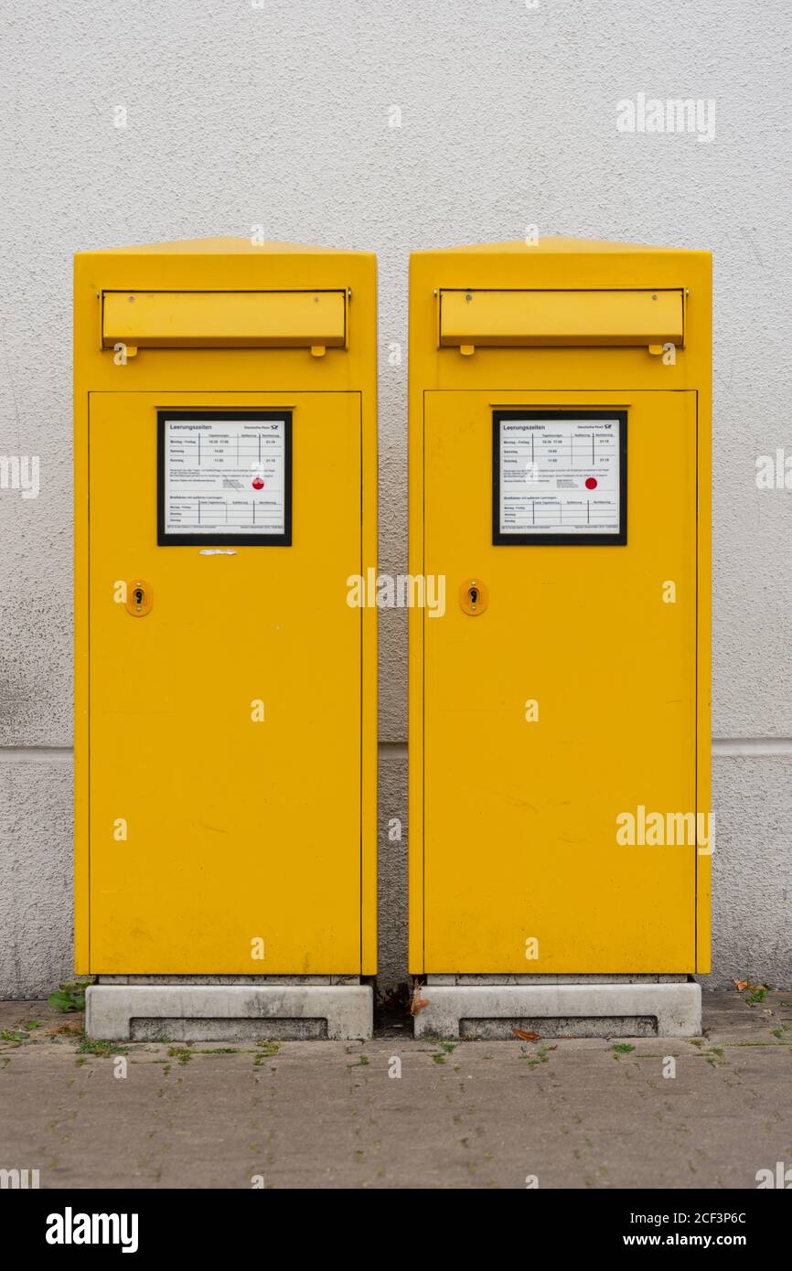 Deux boîtes aux lettres de la poste allemande. Prise de vue au recto en format portrait Banque D'Images