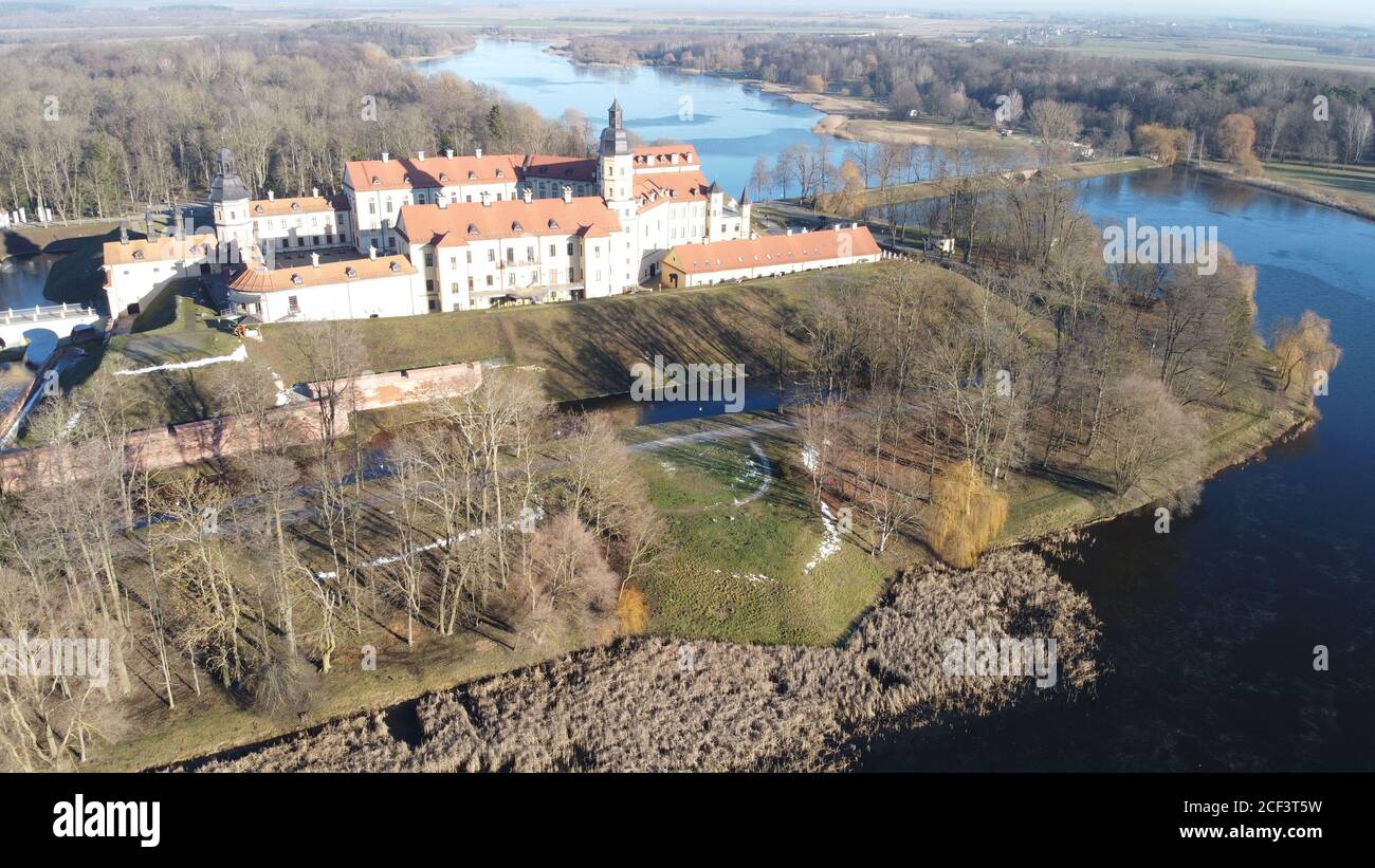 Vue aérienne du château fortifié historique de Nesvizh, parc paysager et étangs le jour d'hiver ensoleillé, Biélorussie Banque D'Images
