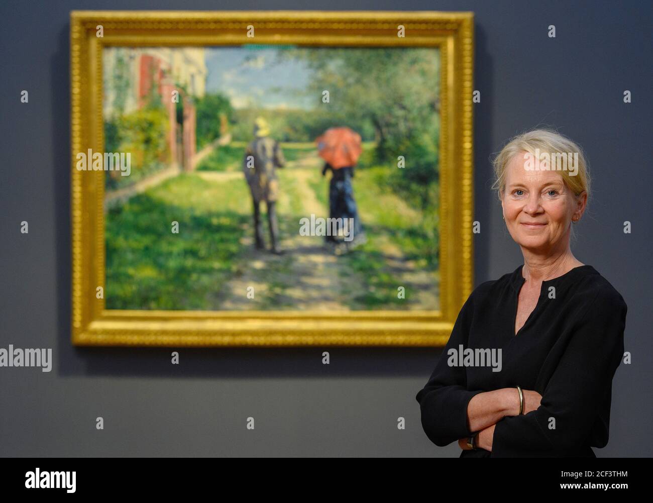 Potsdam, Allemagne. 03ème septembre 2020. Le directeur du musée Ortrud Westheider se tient après la conférence de presse pour l'ouverture de la nouvelle exposition 'Impressionnisme. La collection Hasso Plattner au musée Barberini, devant le tableau « couple sur une promenade » (1881) de Gustave Caillebotte. A partir du 5 septembre 2020, Potsdam exposera en permanence environ 100 œuvres de peintres impressionnistes et post-impressionnistes, dont 34 tableaux de Claude Monet. Les peintures sont sur prêt permanent au musée par le fondateur du musée Plattner. Credit: Soeren Stache/dpa-Zentralbild/ZB/dpa/Alay Live News Banque D'Images