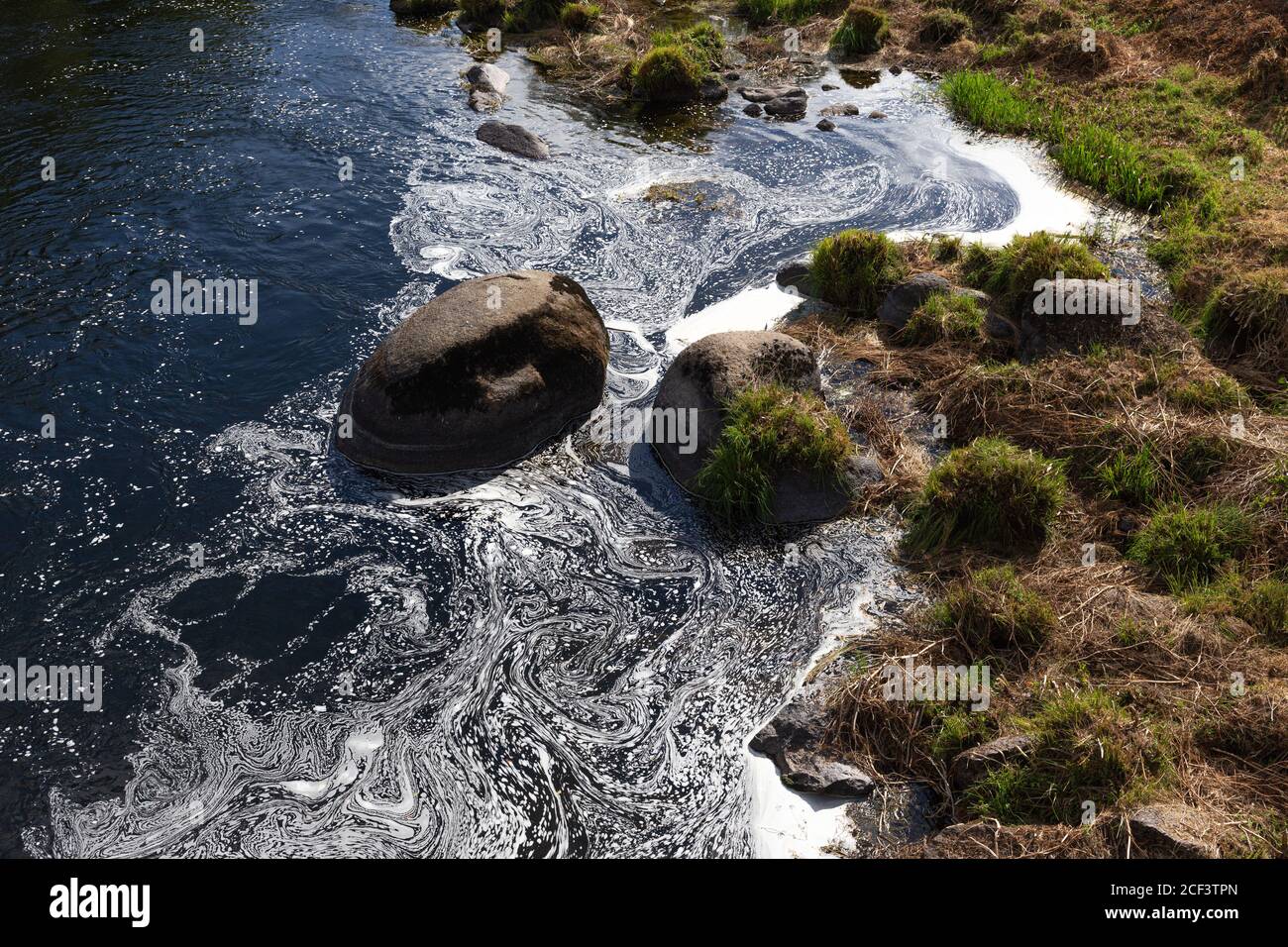 Scène d'une rive de rivière avec de l'eau polluée à cause de détergent ou  de savon. Dommages environnementaux Photo Stock - Alamy