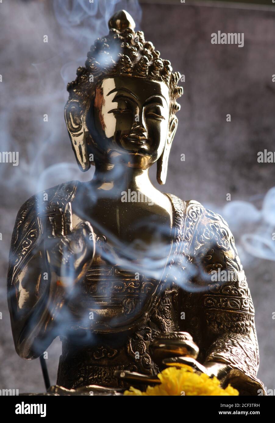 Sculpture en laiton du Bouddha Gautam. Sur fond gris Banque D'Images