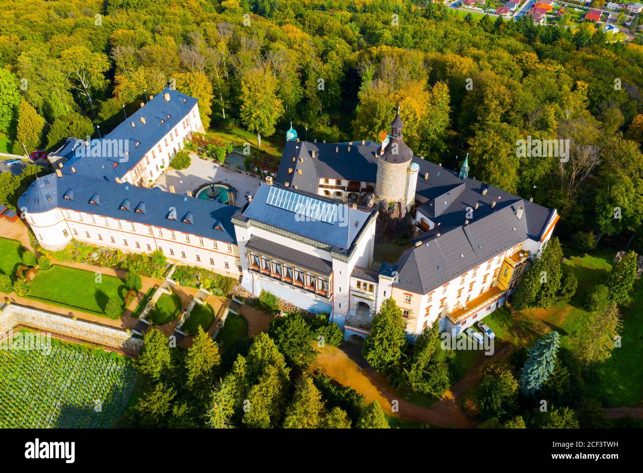 Paysage d'automne pittoresque avec imposant château médiéval de Zbiroh, quartier de Rokycany, région de Pilsen, République tchèque Banque D'Images