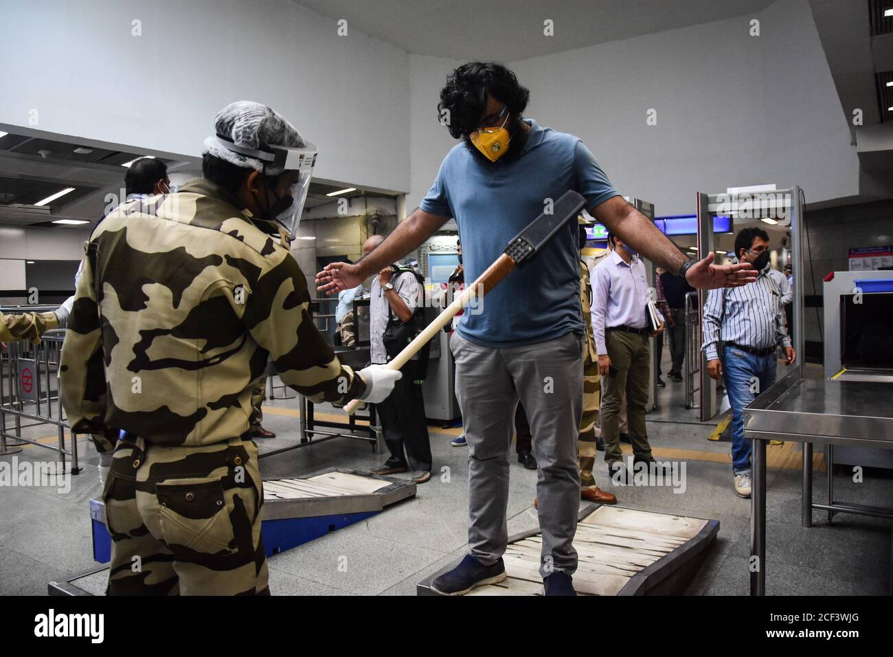 Delhi, Inde. 03ème septembre 2020. La Central Industrial Security Force (CISF) vérifie un homme à un point de contrôle de sécurité lors d'un aperçu des médias.le réseau métropolitain de Delhi se prépare à reprendre les services partiellement après un long confinement de plus de 5 mois en raison de la pandémie du coronavirus Covid-19. Delhi Metro Rail Corporation (DMRC) a annoncé qu'elle reprendra ses services d'exploitation sur la ligne jaune à partir de septembre 7. Crédit : SOPA Images Limited/Alamy Live News Banque D'Images