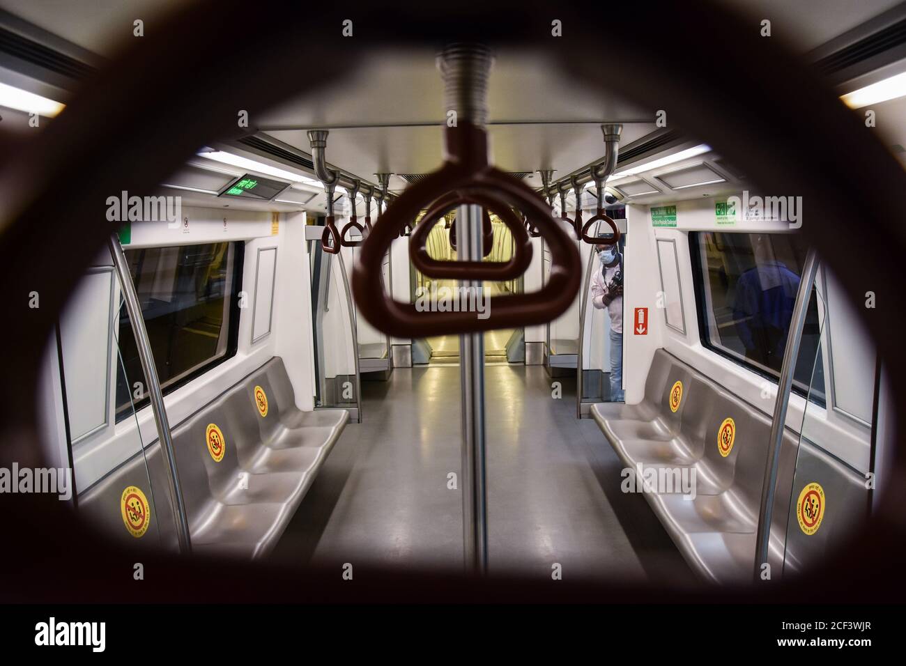 Delhi, Inde. 03ème septembre 2020. Des signes de distanciation sociale sont visibles sur un autocar de métro à une station de métro pendant un aperçu des médias.le réseau métropolitain de Delhi se prépare à reprendre les services partiellement après un long confinement de plus de 5 mois en raison de la pandémie du coronavirus Covid-19. Delhi Metro Rail Corporation (DMRC) a annoncé qu'elle reprendra ses services d'exploitation sur la ligne jaune à partir de septembre 7. Crédit : SOPA Images Limited/Alamy Live News Banque D'Images