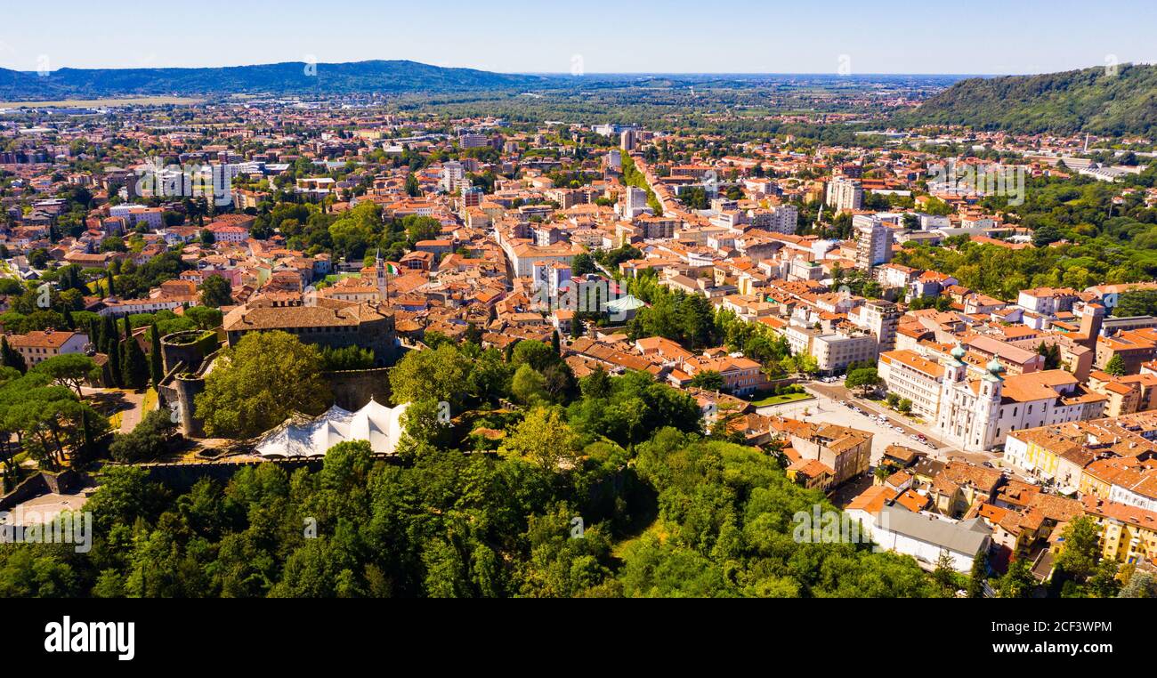 Vue aérienne de la ville de Gorizia, surplombant l'ancienne forteresse sur haut sur la colline dans la ville ensoleillée journée d'automne, Italie Banque D'Images