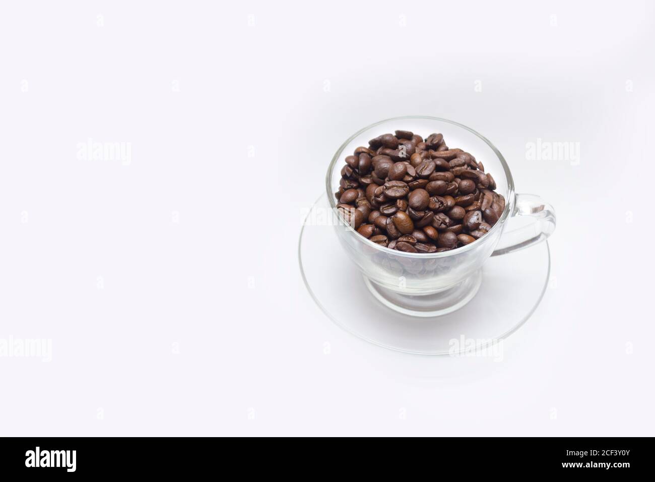 Concept du café, grains de café dans une tasse de verre Banque D'Images