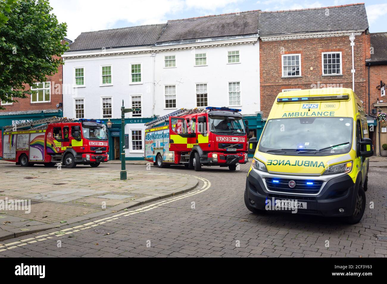 Services d'urgence du NHS moteurs d'ambulance et de secours incendie, St Sampson's Square, York, North Yorkshire, Angleterre, Royaume-Uni Banque D'Images