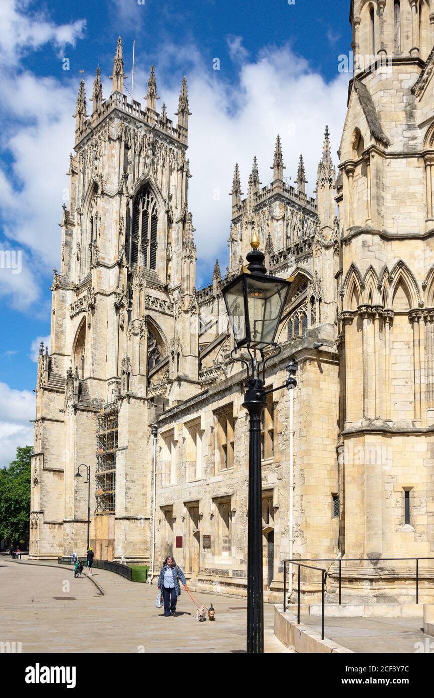 York Minster de Minster Yard, York, North Yorkshire, Angleterre, Royaume-Uni Banque D'Images