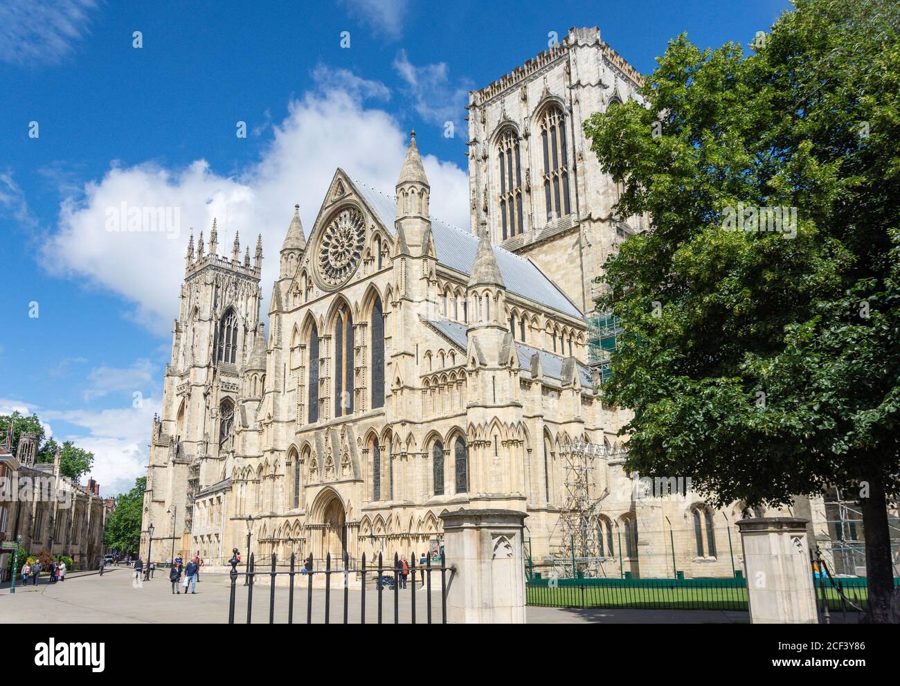 York Minster de Minster Yard, York, North Yorkshire, Angleterre, Royaume-Uni Banque D'Images