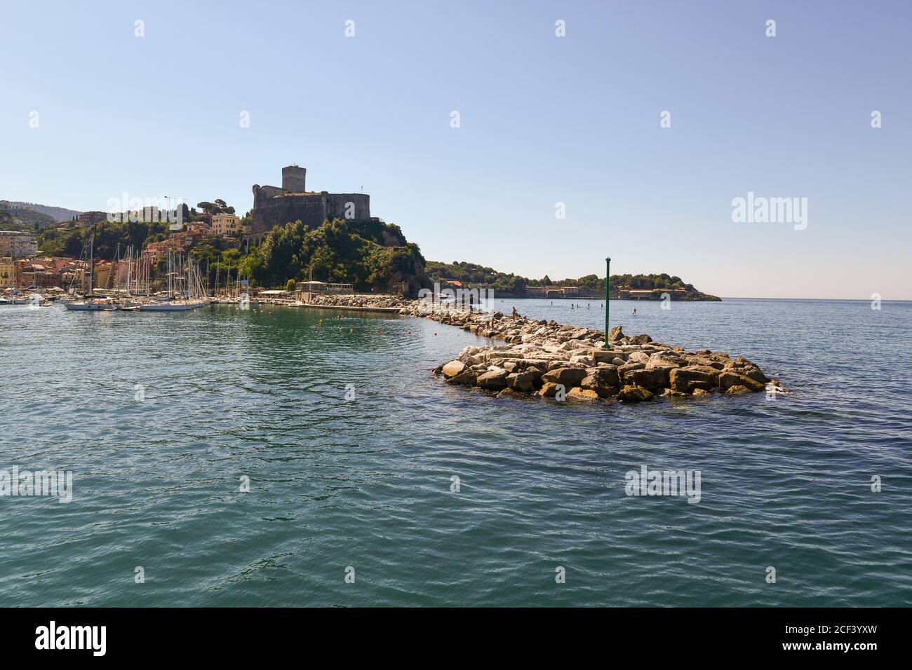 Vue panoramique depuis la mer du village de pêcheurs avec le château médiéval et le port en été, Lerici, la Spezia, Ligurie, Italie Banque D'Images