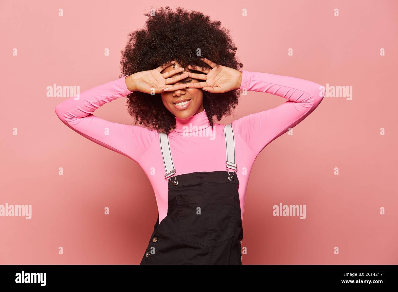 Jeune femme afro-américaine couvrant les yeux avec les mains Banque D'Images