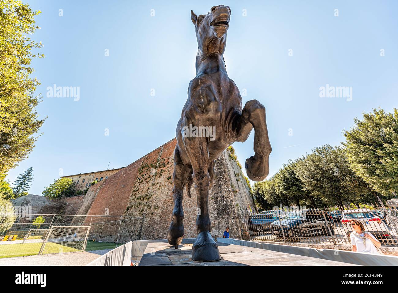 Montepulciano, Italie - 28 août 2018 : rue dans le petit village médiéval historique de Toscane avec vue rapprochée grand angle de la statue de cheval sculptu Banque D'Images