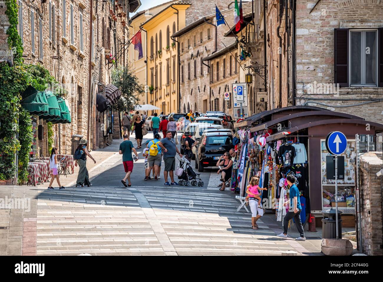 Assisi, Italie - 29 août 2018: Région de l'Ombrie ville avec des touristes personnes marchant sur la rue pendant la journée ensoleillée d'été dans la ville historique de Saint François vi Banque D'Images