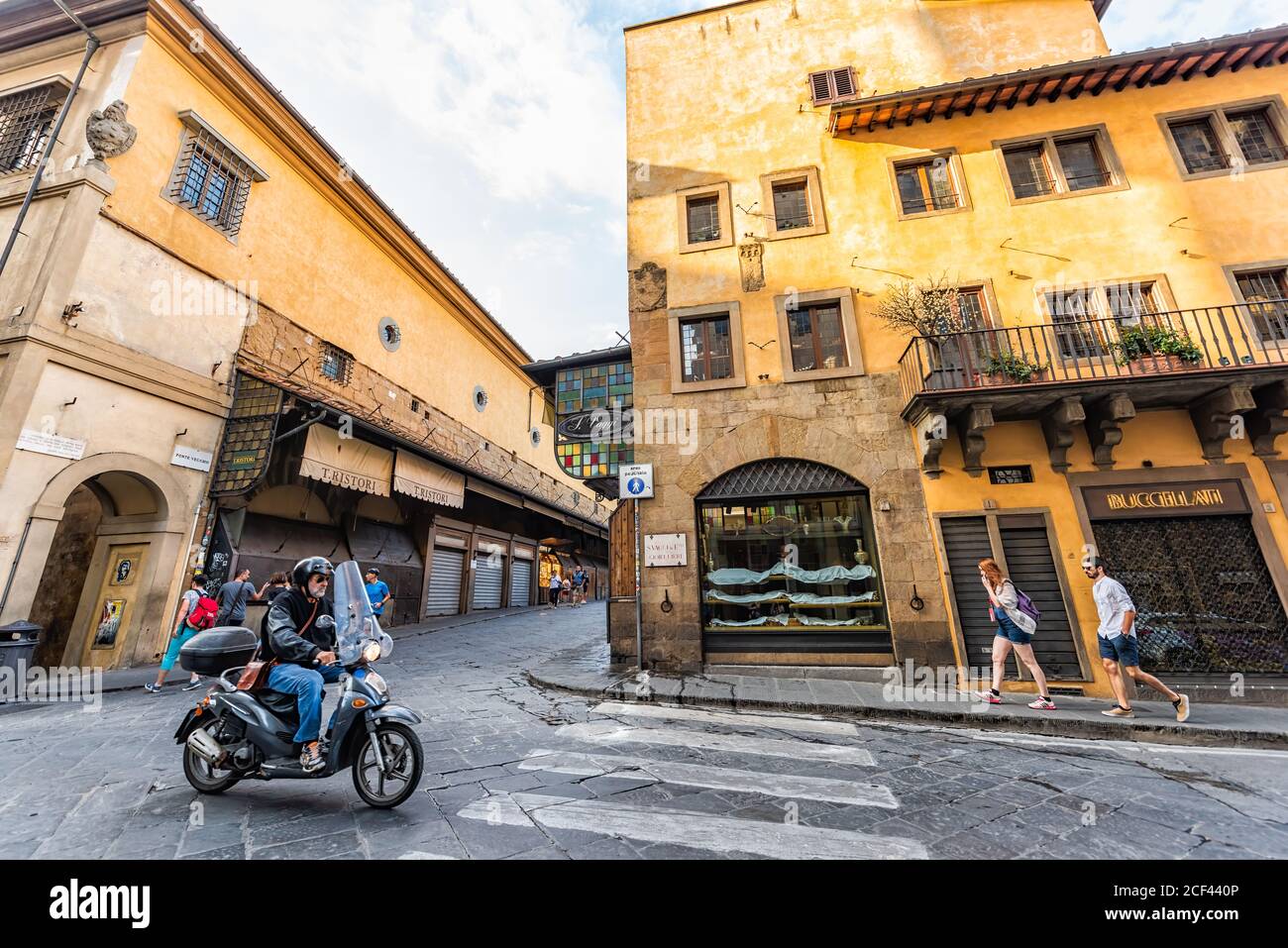 Florence, Italie - 30 août 2018: Florence orange jaune bâtiments colorés sur la route pendant l'été en Toscane avec les gens et la circulation de moto Banque D'Images