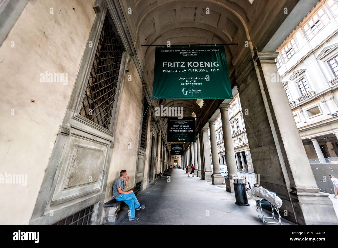 Florence, Italie - 30 août 2018 : extérieur de la célèbre galerie d'art du musée des Offices de Florence avec bâtiment à Florence Toscane avec signe pour l'Islam Banque D'Images