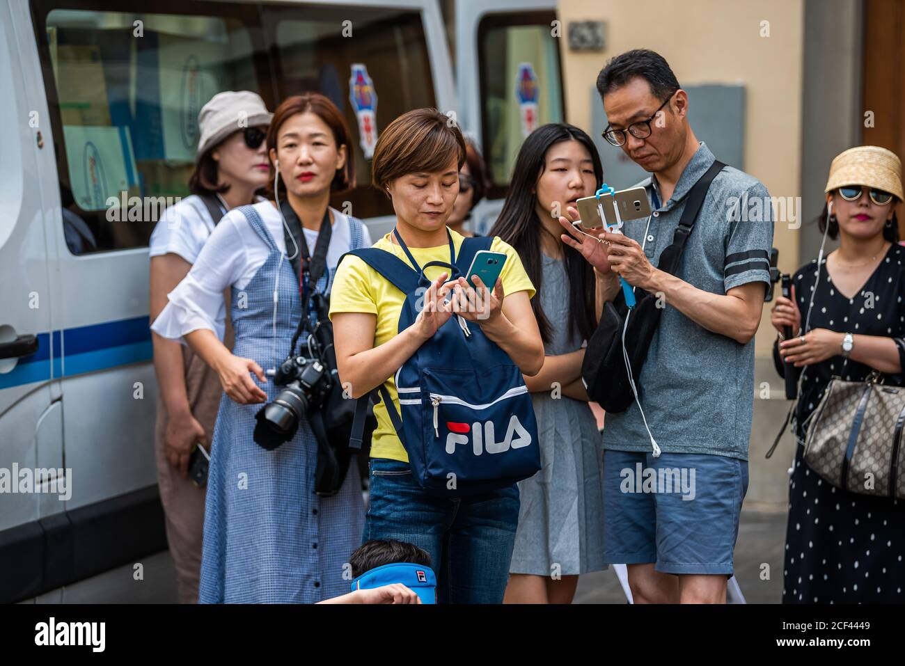 Florence, Italie - 30 août 2018: Groupe de touristes de la famille d'Asie de l'est dans la rue dans la ville historique à la recherche d'itinéraires avec le sac de Fila Banque D'Images