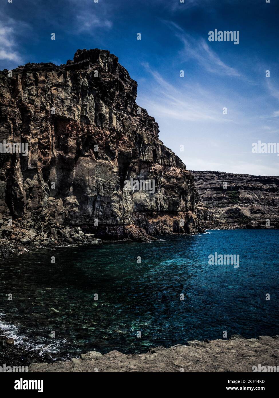 Falaise rocheuse côte de Puerto de Mogan, Grande Canarie, Îles Canaries, Espagne Banque D'Images