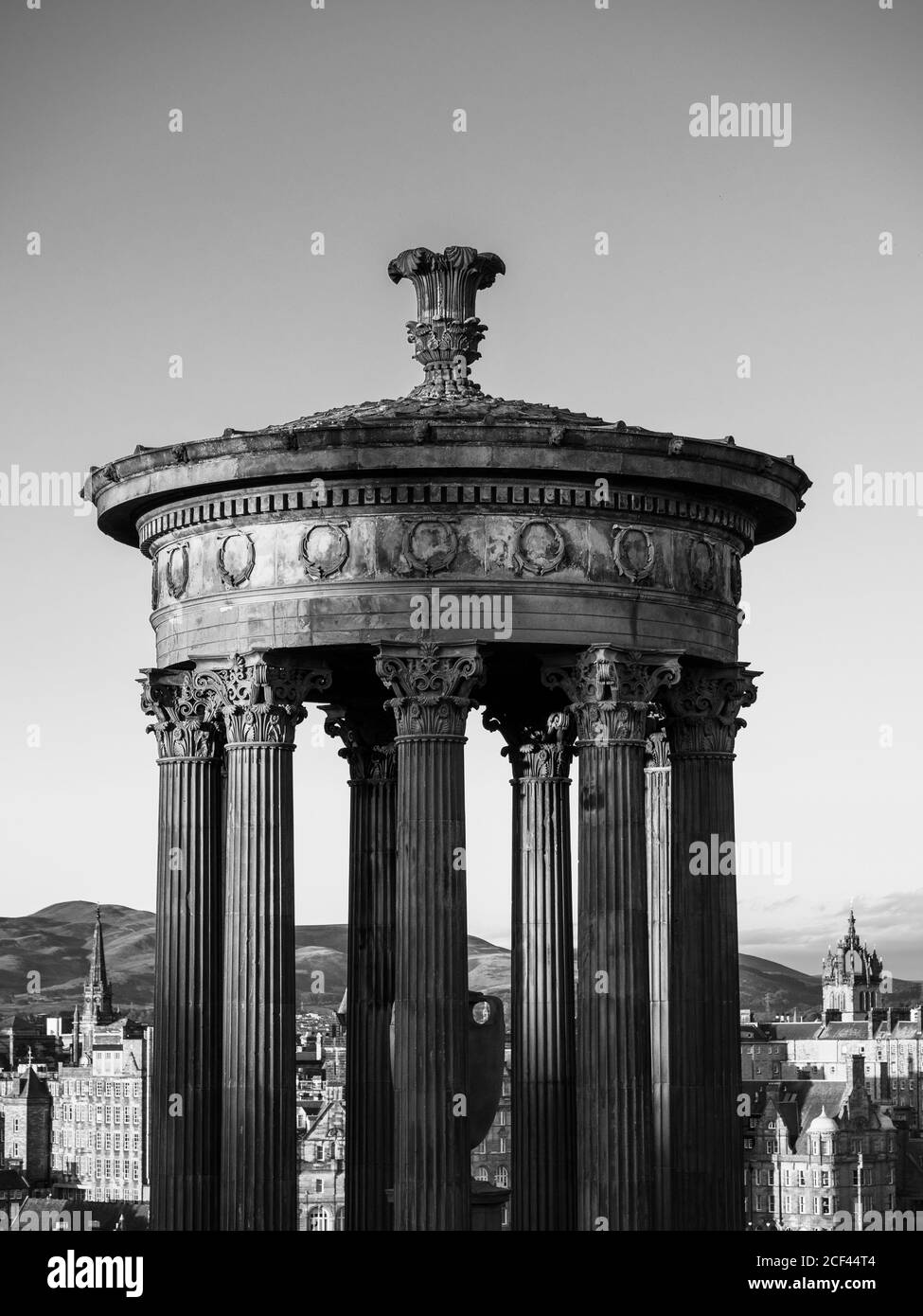 Paysage noir et blanc, monument Dugald Stewart, Calton Hill, Édimbourg, Écosse, Royaume-Uni, GB. Banque D'Images