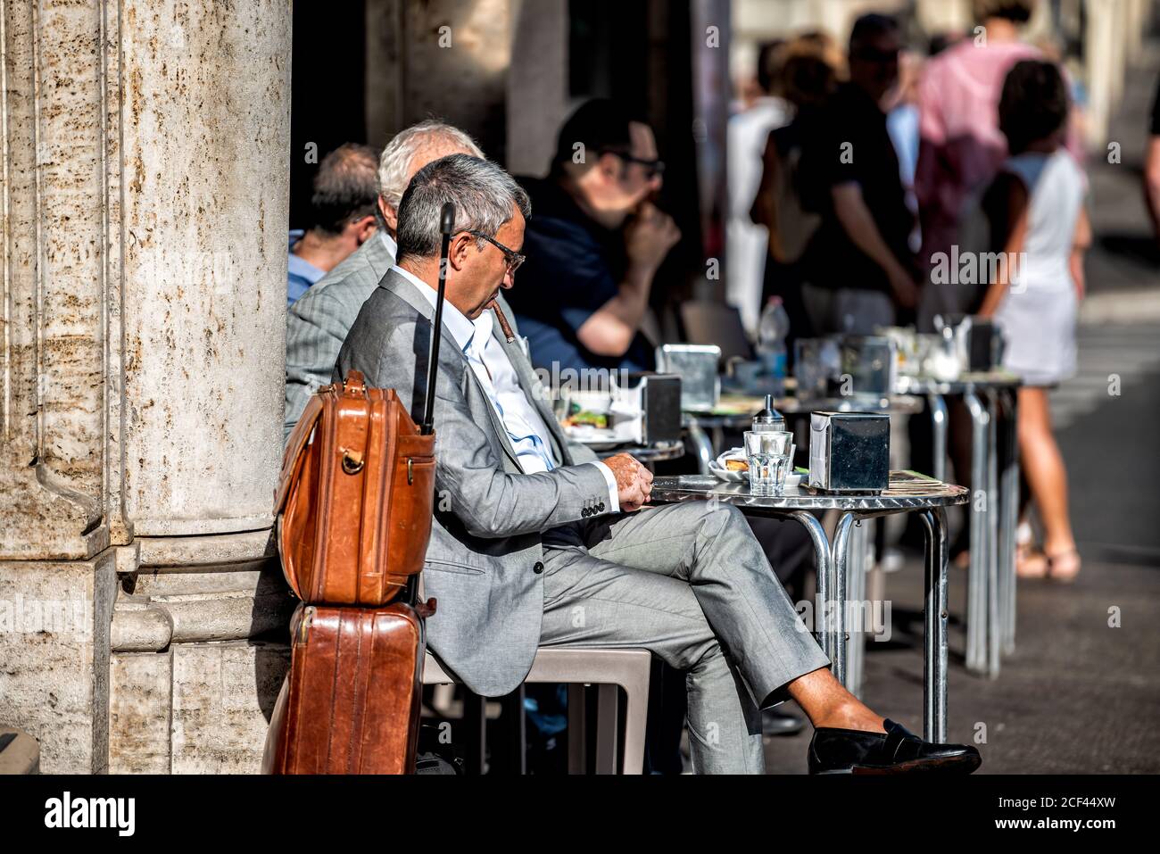 Rome, Italie - 4 septembre 2018 : homme d'affaires italien homme en costume  d'affaires et porte-bagages porte-documents assis dans un café de rue dans  la ville historique fumeur ci Photo Stock -