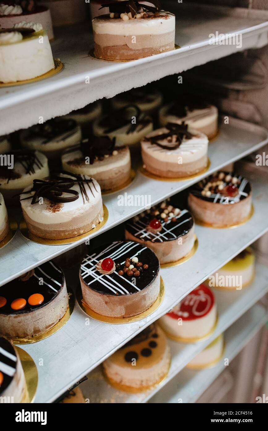 Petits Gateaux Glaces Savoureux Places Sur Des Etageres En Metal Dans La Boulangerie Cuisine Photo Stock Alamy Petits Gateaux Glaces Savoureux Places Sur Des Etageres En Metal Dans La Boulangerie Cuisine Photo Stock Alamy