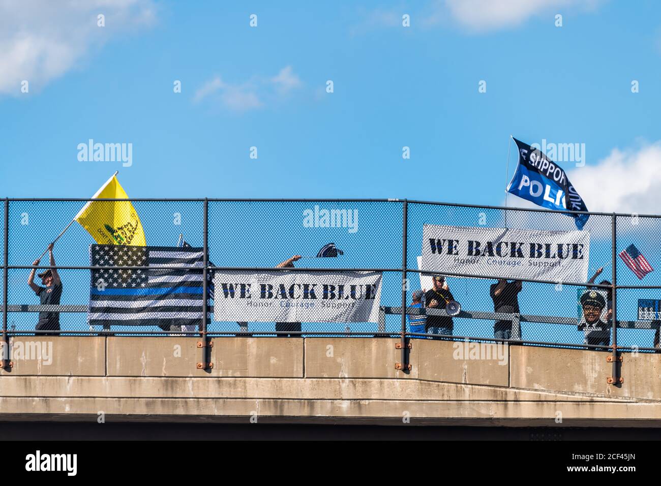 Chantilly, États-Unis - 30 août 2020 : pont autoroutier va-28 de Virginie avec des personnes sur notre dos Marche bleue en signe de drapeau américain pour soutenir les forces de l'ordre Banque D'Images