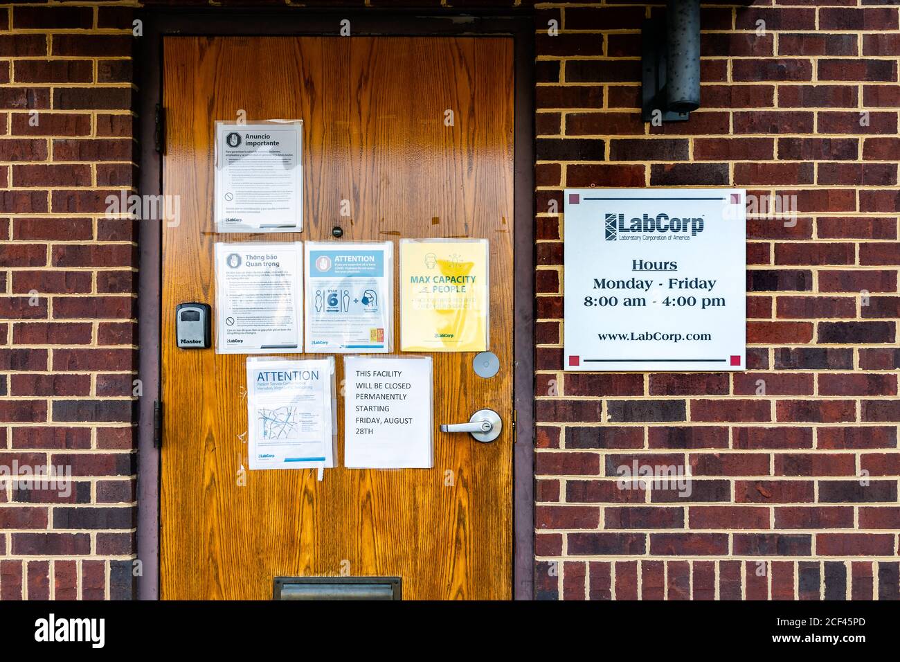 Herndon, États-Unis - 27 août 2020: Laboratoire Corporation of America Holdings LabCorp bureau avec heures signe et capacité maximale de distance sociale d Banque D'Images