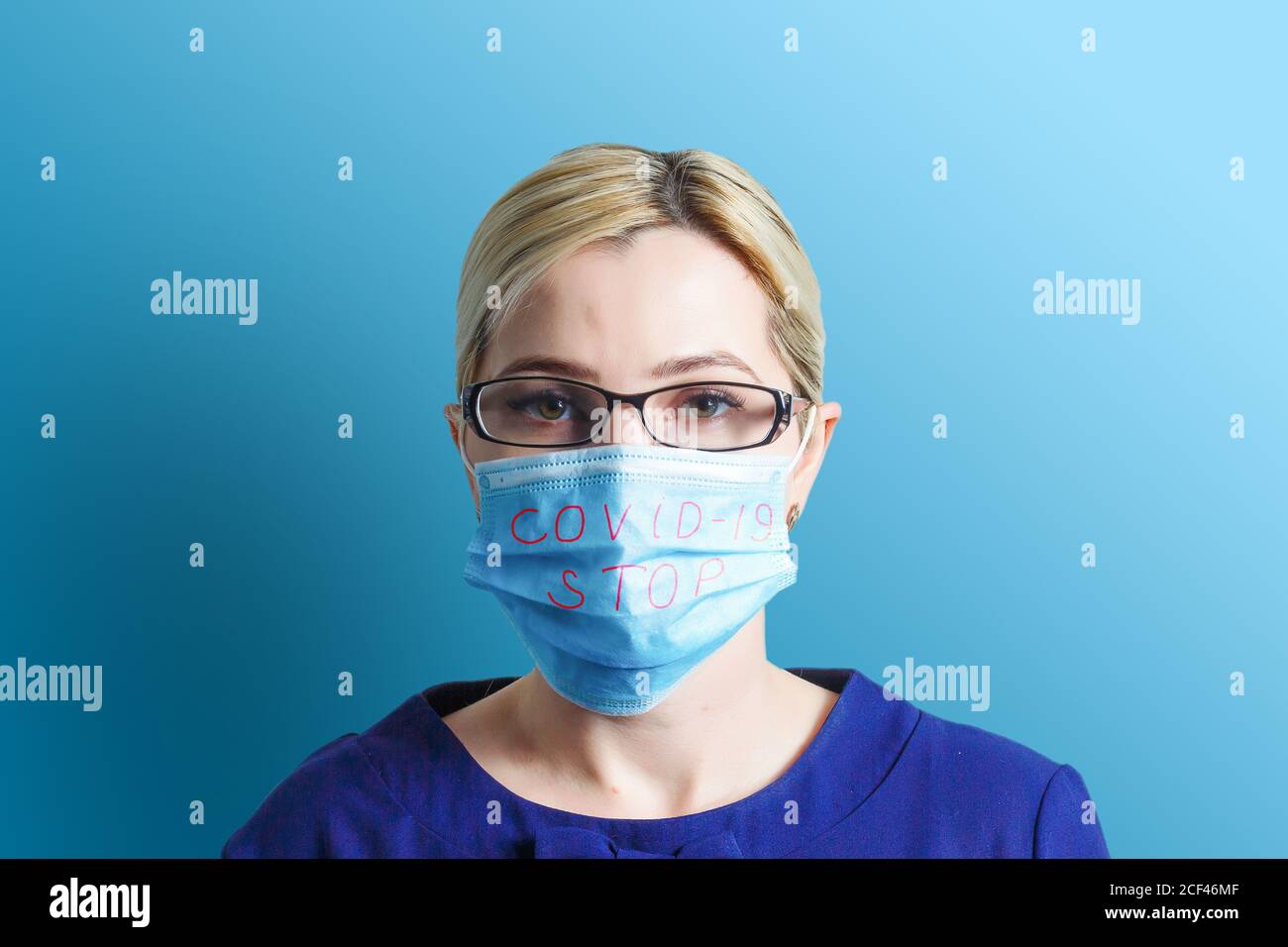Protection contre la propagation du virus de la grippe masque de protection contre les virus et les maladies de la grippe. Femme portant un masque chirurgical sur le visage. Soins de santé. Banque D'Images