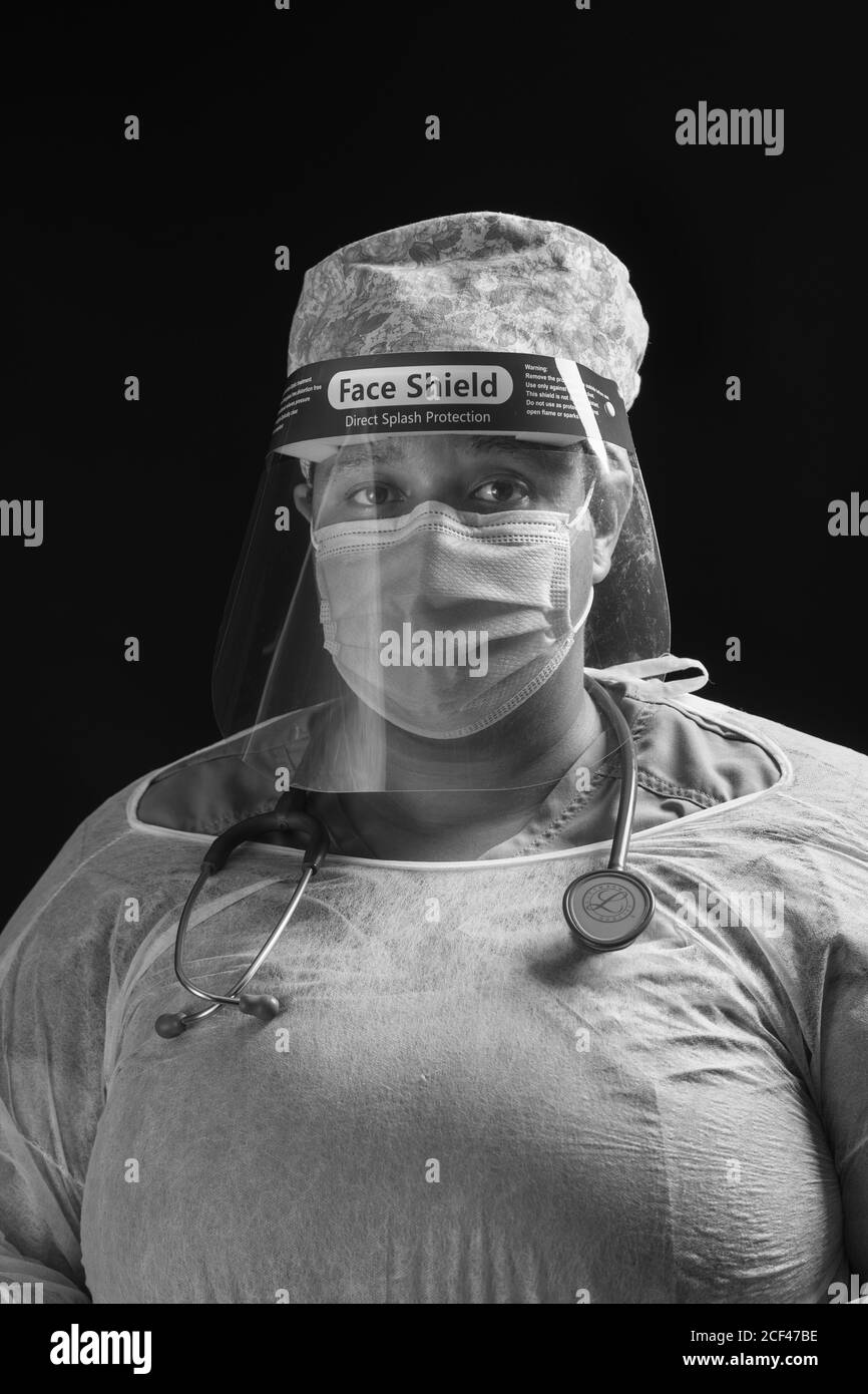 Une vraie femme médecin d'hôpital vêtue de son EPI à Soyez prêt à traiter Covid - 19 patients USA Maryland Banque D'Images Une vraie femme médecin d'hôpital vêtue de son EPI à Soyez prêt à traiter Covid - 19 patients USA Maryland Banque D'Images