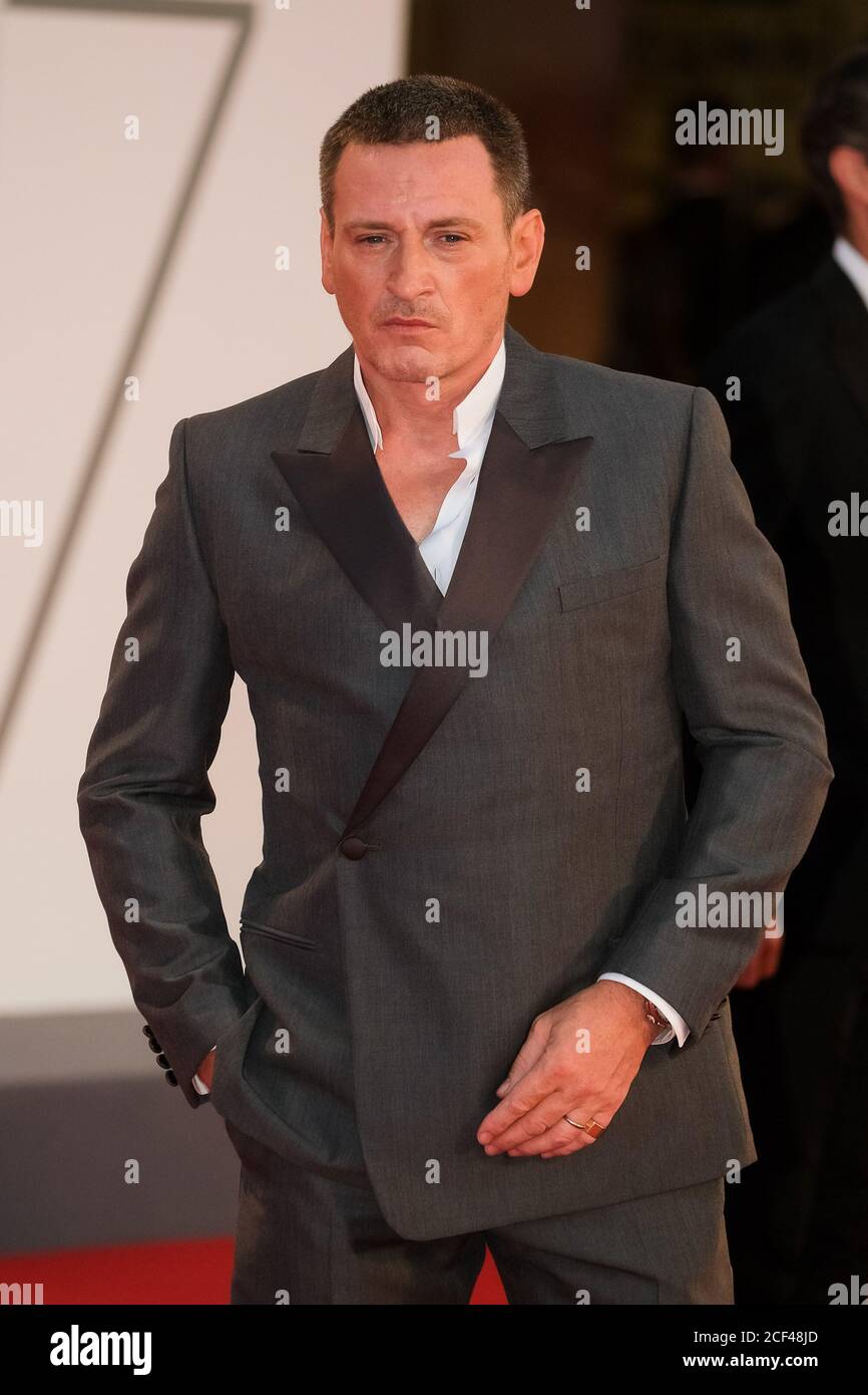 Palazzo del Cinema, Lido, Venise, Italie. 3 septembre 2020. Benoit Magimel pose sur le tapis rouge à la projection d'Amants ( amoureux ). Photo par crédit : Julie Edwards/Alamy Live News Banque D'Images