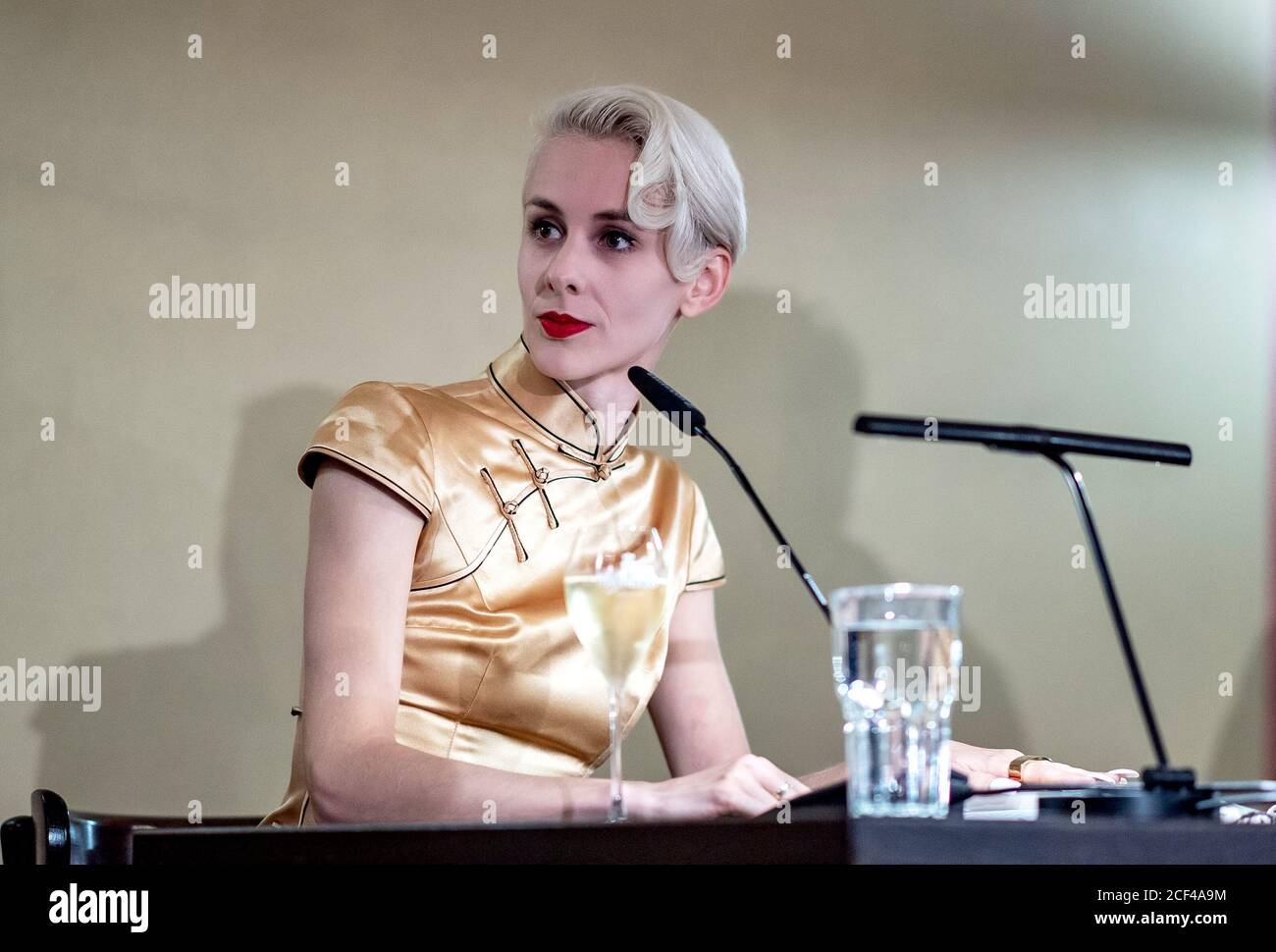Hambourg, Allemagne. 03ème septembre 2020. L'artiste de cabaret Lisa Eckhart attend son spectacle au Literaturhaus. Eckhart présente son premier roman 'Omama'. Credit: Axel Heimken/dpa/Alay Live News Banque D'Images