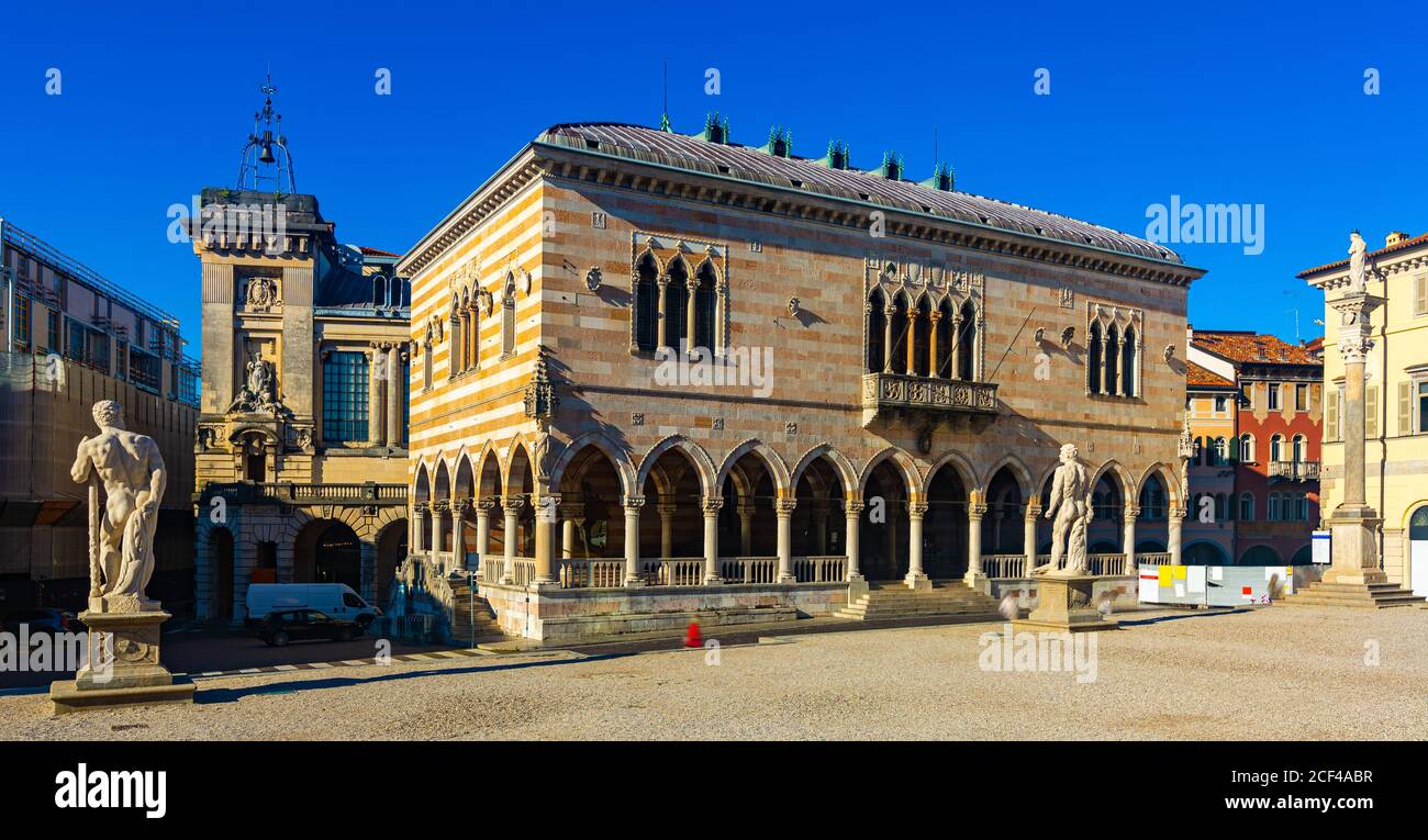 Vue sur le bâtiment gothique de la Loggia del Lionello - hôtel de ville d'Udine sur la place centrale de la ville de Piazza liberta dans la journée ensoleillée, Italie Banque D'Images