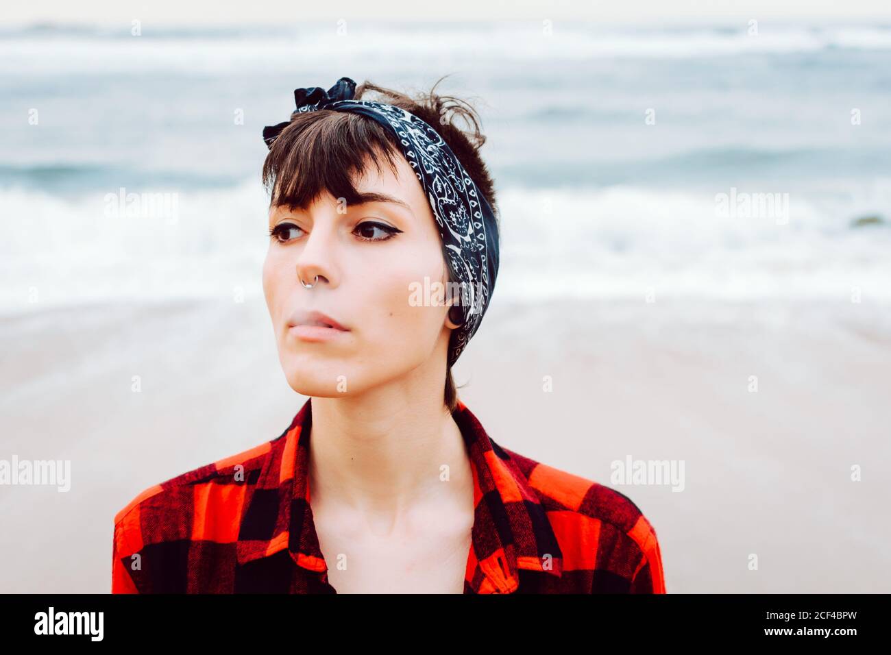 Femme cigarette on beach Banque D'Images
